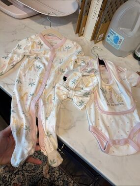 Chickpea “just like mommy” onesie and bib set 3-6 4pc set